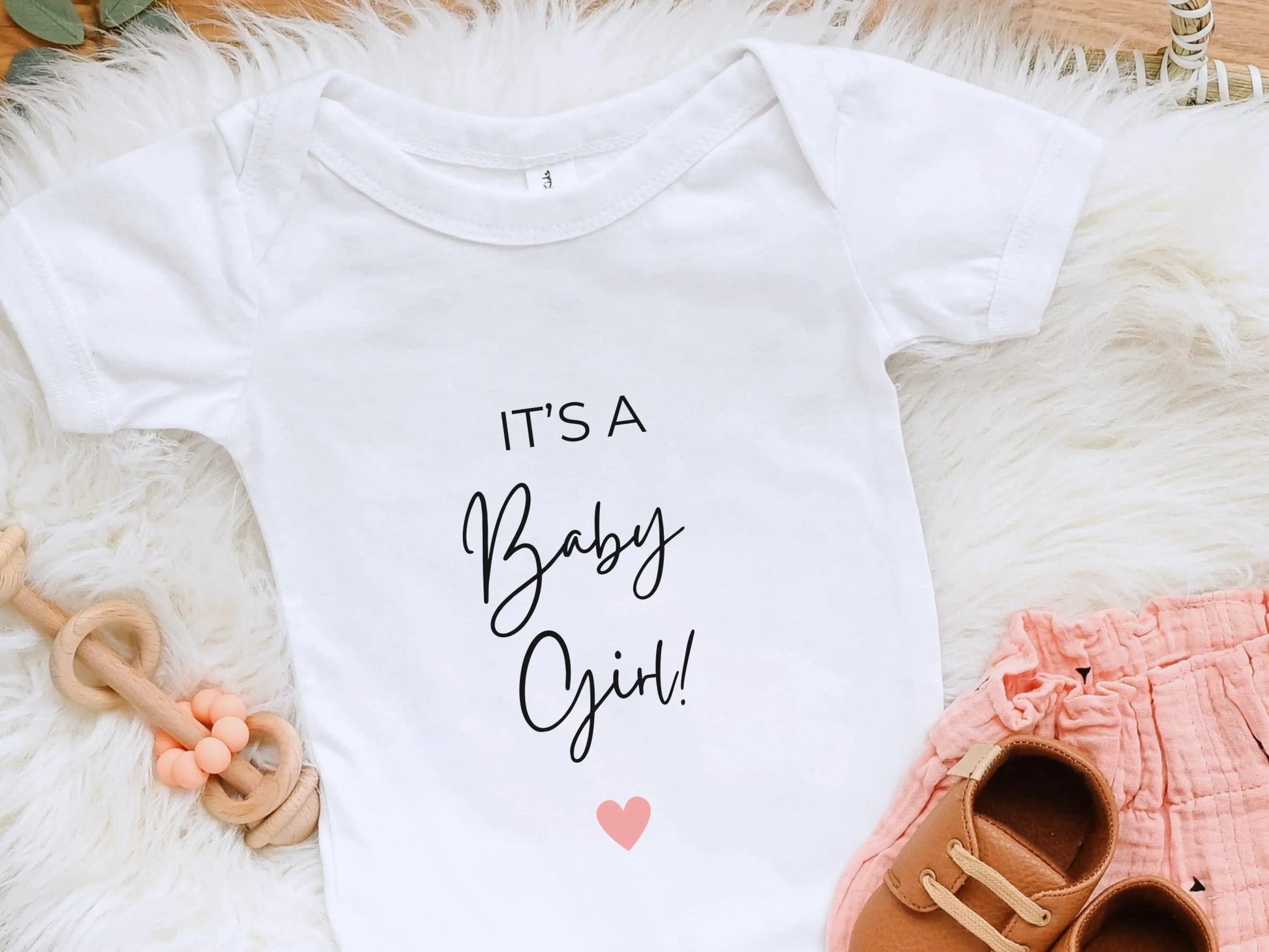 Babybody, Babygeschenk, kurzarm - Body It's a Baby Girl, Baby verkünden, Baby verkünden, Gender Reveal, Umstandsverkündung - Mamas & Minis