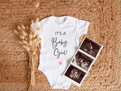 Babybody, Babygeschenk, kurzarm - Body It's a Boy, Baby verkünden, Baby verkünden, Gender Reveal, Umstandsverkündung - Mamas & Minis