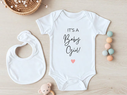 Babybody It’s a Baby Girl – Süßes Bio - Babygeschenk, Kurzarmbody aus Baumwolle - Mamas & Minis